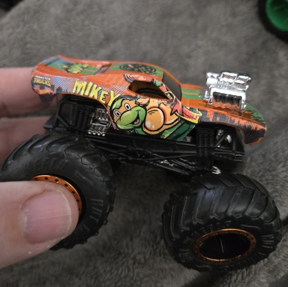 Hot Wheels Monster Trucks Bundle Toys (8) Variety Lot - Picture 4 of 9